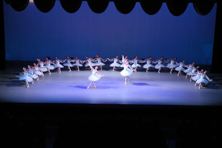 洋舞を披露するバレエ団