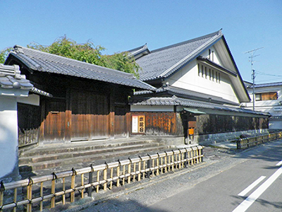 旧戸田鋭之助邸正門　附船板塀