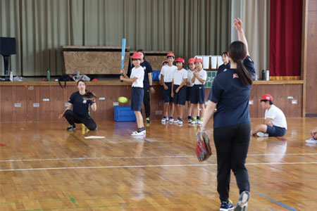 大垣ミナモの選手が繰り出す速球を体感する児童たち