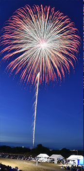 打ち上げ再開を祝った1尺玉の写真