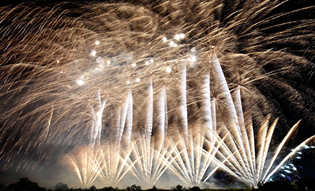 フィナーレで水都の夜空を黄金に染めたワイドスターマインの写真
