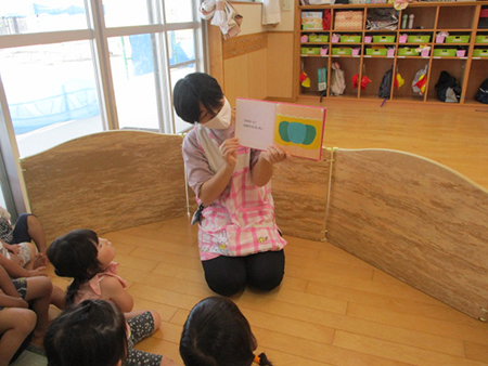 絵本の読み聞かせの様子の写真