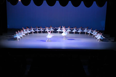 ステージで洋舞を披露するバレエ団の写真