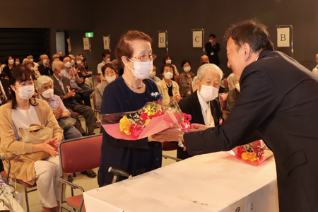 市長から花束を受け取る石田さん