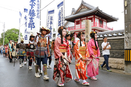 姫や武将に扮して町内を練り歩く子どもたちの写真