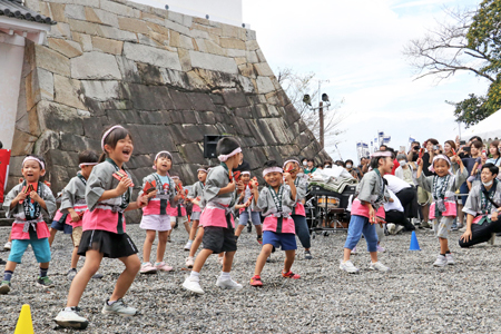 よさこい踊りを元気よく披露する墨俣保育園の園児たちの写真
