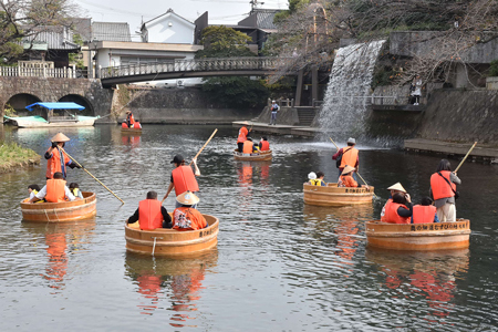 秋の芭蕉祭(たらい舟川遊び)の写真