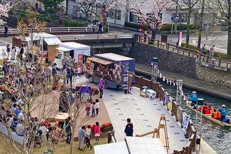 水辺に新たな賑わいを創出している「かわまちテラス」の写真