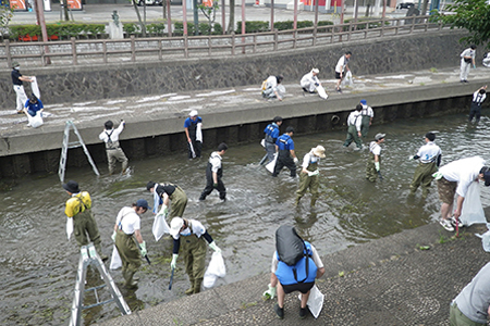 市民団体などが長年続けている水門川の清掃活動の写真