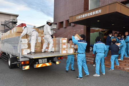 支援物資を積み込む市職員らの写真