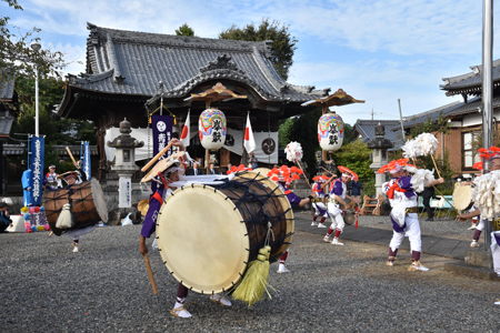 青墓大太鼓踊りの様子