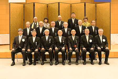 祝賀会に出席した受章者の皆さんの写真