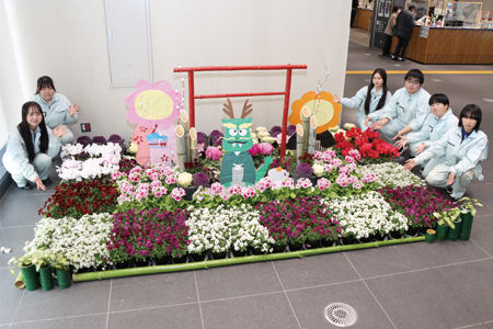 大垣養老高校の生徒が制作した新春花飾り