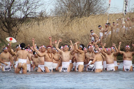 杭瀬川で身を清める裸男たち