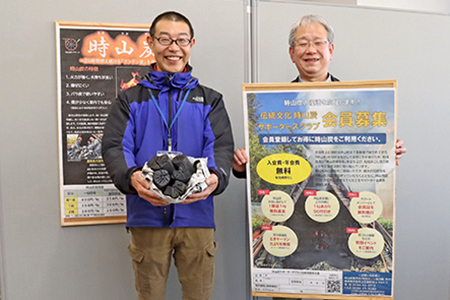 サポーターズクラブへの入会を呼びかける中村さんと保存会の川添公男会長の写真