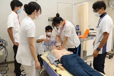 心肺蘇生法を体験する様子