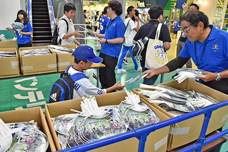 試合観戦者の皆さんに「うちわ」を配布