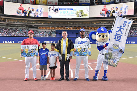 試合前セレモニーで市特産品を贈呈した石田市長ら