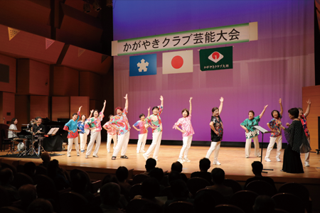 活動の成果を発表する会員ら