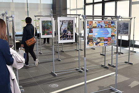 市役所1階で開かれている入選作品の展示会