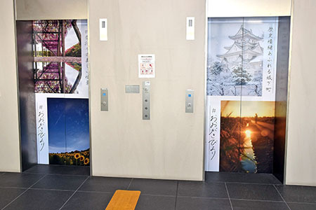 入賞作品の風景画像をエレベーターラッピングで紹介