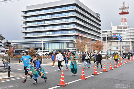 大垣市役所前を通過する参加者ら