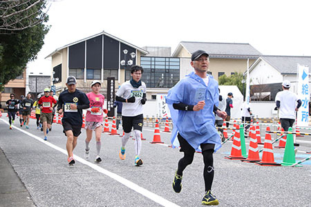 奥の細道むすびの地記念館などを巡るコースを走るランナーたち
