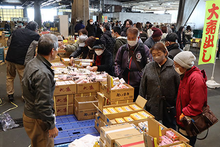 年末の食材などを買い求める来場者ら