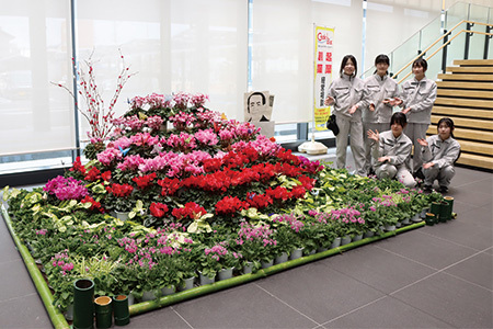 大垣養老高校の生徒が制作した新春花飾り