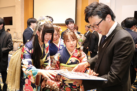 恩師や同級生と思い出話を楽しむ出席者ら