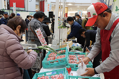 地元の農産物などが並んだ会場