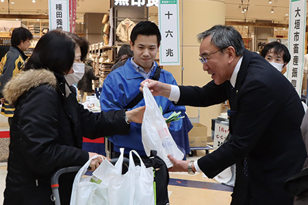 来場者に先着で牛乳をプレゼント