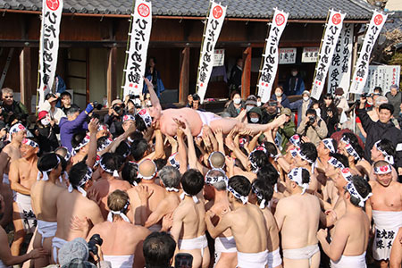 男衆に威勢よく担ぎ上げられる「心男」