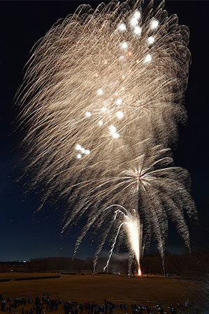 フィナーレで金色の打ち上げ花火が夜空を彩った