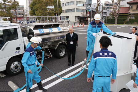給水車から組立式給水タンクへの給水