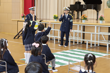 横断歩道の正しい渡り方を学ぶ児童たち