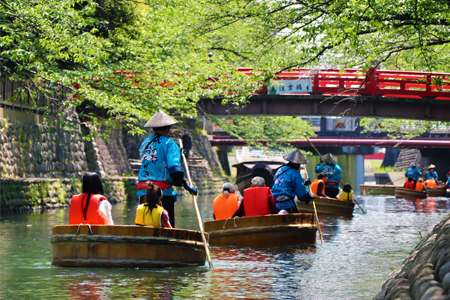 新緑の中、水門川を下るたらい舟
