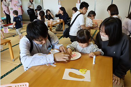 恐竜に変身！足形アート