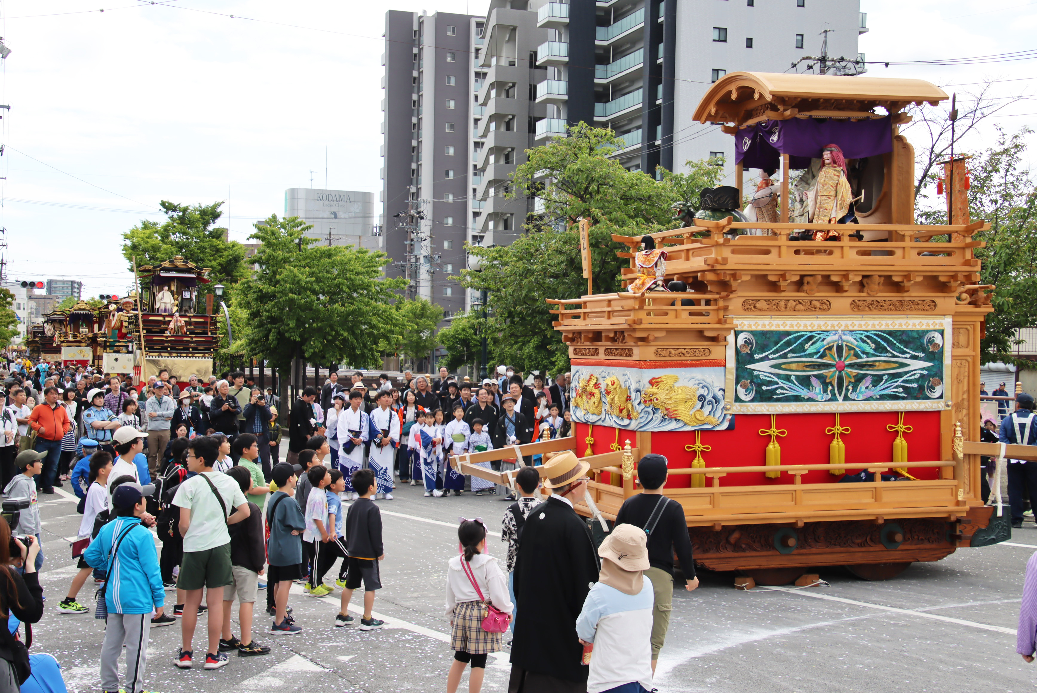 八幡神社前に曳き揃えられたやま