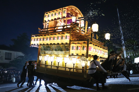 夜宮で回転するやま
