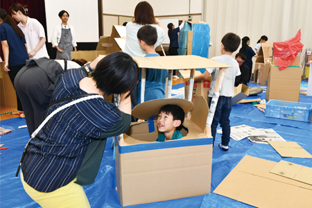 家の組み立てを楽しむ親子