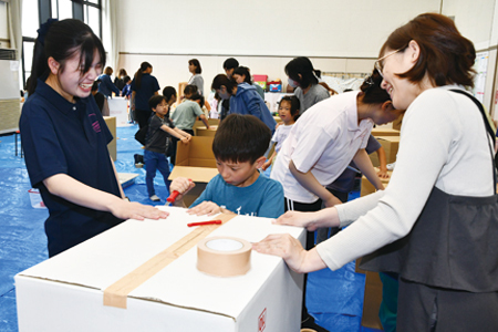 カッターの使い方を学生から教わる親子