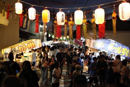 七夕飾りが並び、にぎわう会場
