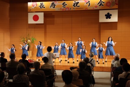 式典後に行われた合唱の披露