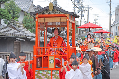 旧宿場町を練り歩く皇女和宮らの行列