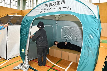 避難所体験をする来場者