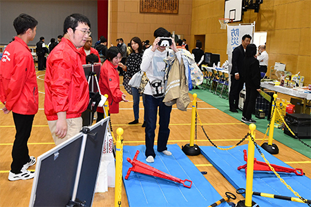 浸水AR体験をする来場者