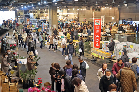 多くの人でにぎわいを見せる市場