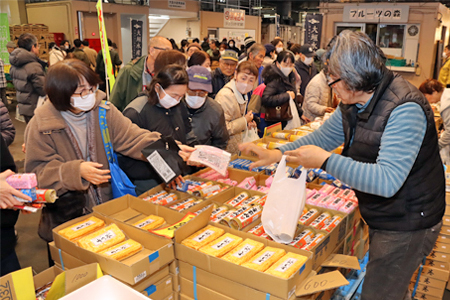 年末の食材などを買い求める来場者ら