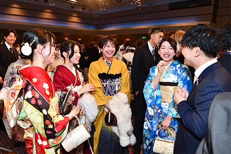 恩師や同級生と思い出話を楽しむ出席者ら